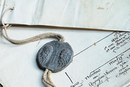 Bolla papale con sigillo plumbeo pendente (2)