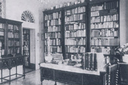 Una parte della biblioteca di Parenti nella sua casa fiesolana