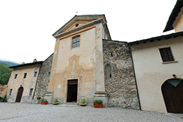 Facciata della Chiesa - È dedicata ai santi Pietro e Andrea. L'edificio, come lo vediamo oggi, risale al secolo XVII. Fu terminato nel 1715 da Antonio Bertola.