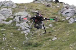 Il drone in fase di atterraggio durante il volo di monitoraggio sulla frana del Pian della Mussa (Balme)