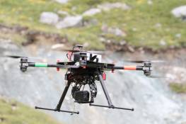 Il drone in fase di sorvolo durante il volo di monitoraggio sulla frana del Pian della Mussa (Balme)
