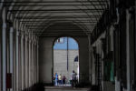 Torino… sotto i portici della Prefettura - foto di Luciano Querin